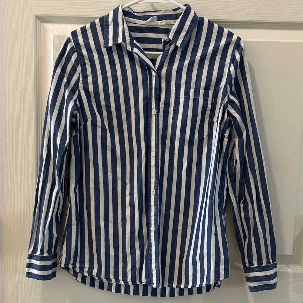 Gap Striped Casual Button down shirt White and Navy Blue Small Women 100% Cotton